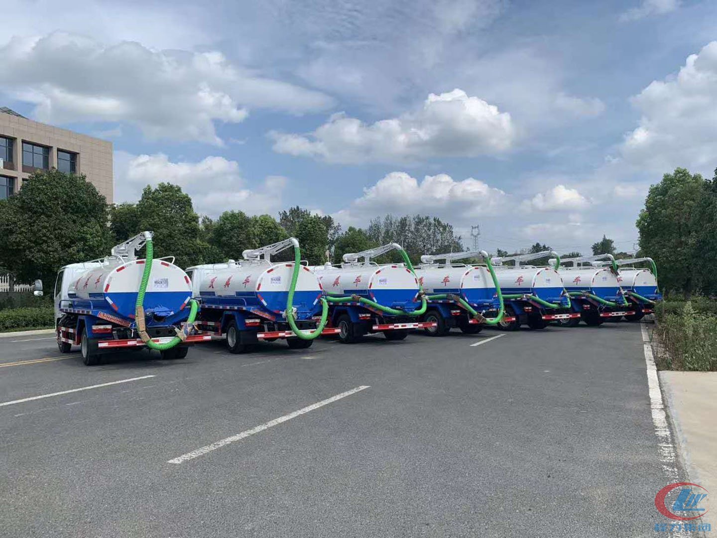 易倍·(中国)体育EMC集团国六东风多利卡吸粪车批量发往内蒙古