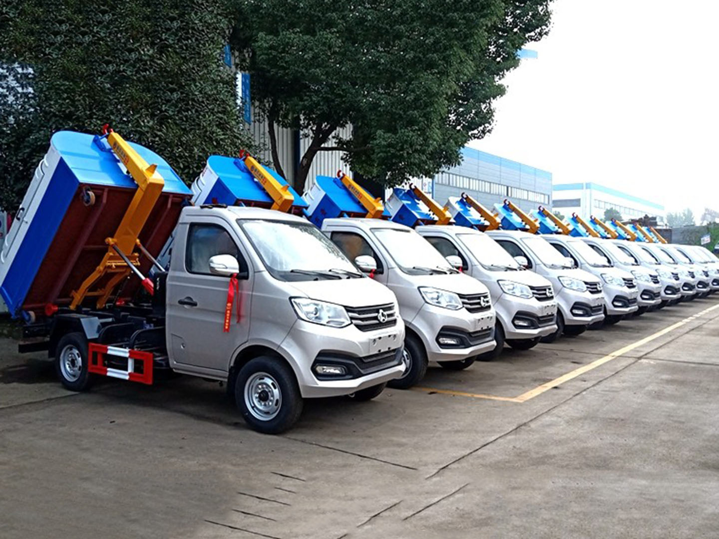 易倍·(中国)体育EMC集团国六长安勾臂垃圾车批量发车