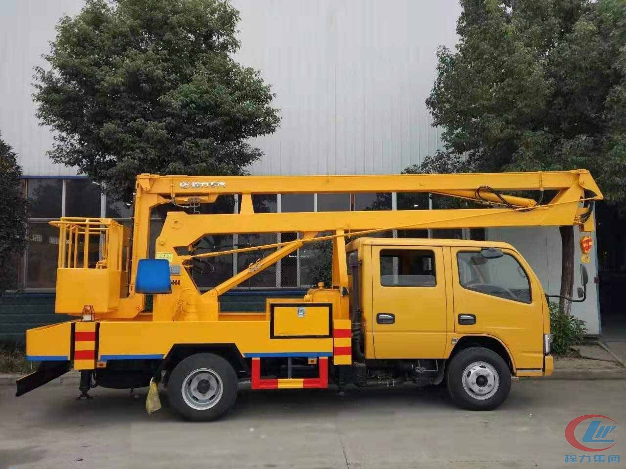 易倍·(中国)体育EMC集团东风14米高空作业车侧面图