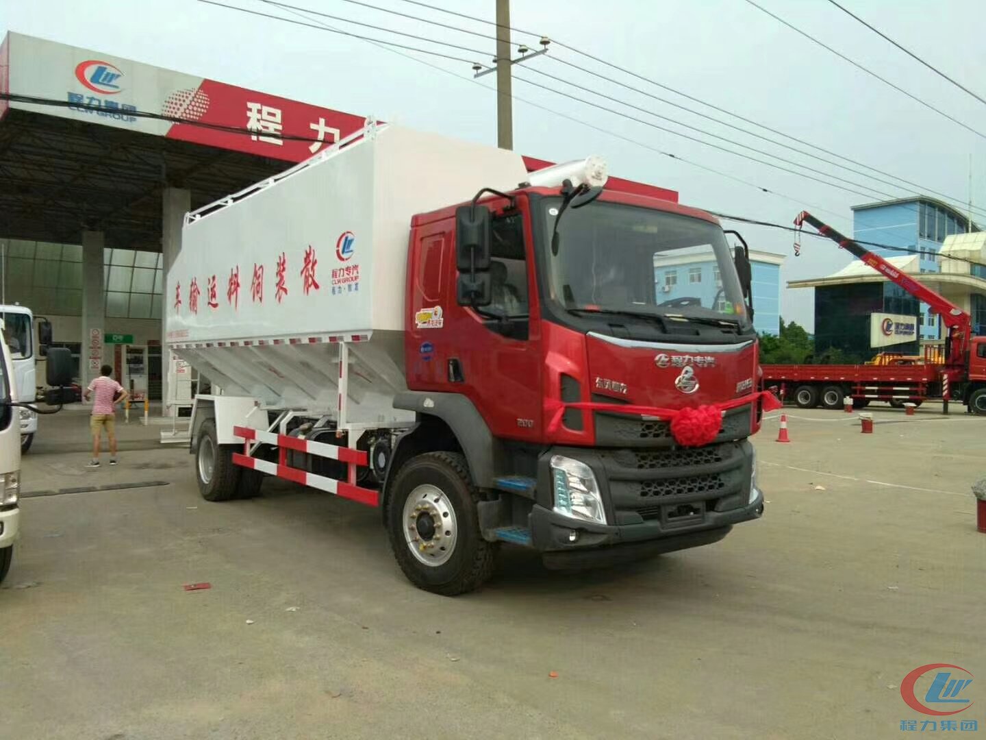 易倍·(中国)体育EMC集团东风柳汽28方饲料车侧面图