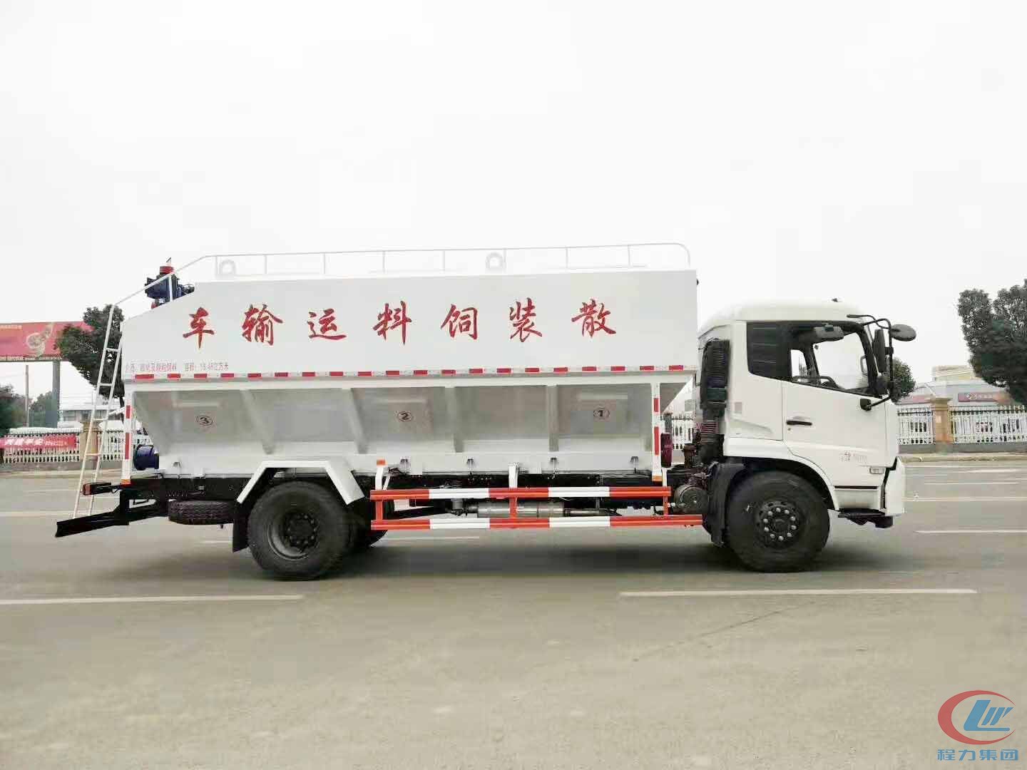 易倍·(中国)体育EMC10吨天锦散装饲料车侧面图